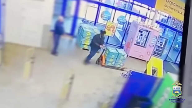 Житель Тюмени за неделю вынес из двух магазинов 1,4 т огурцов и 400 кг бананов