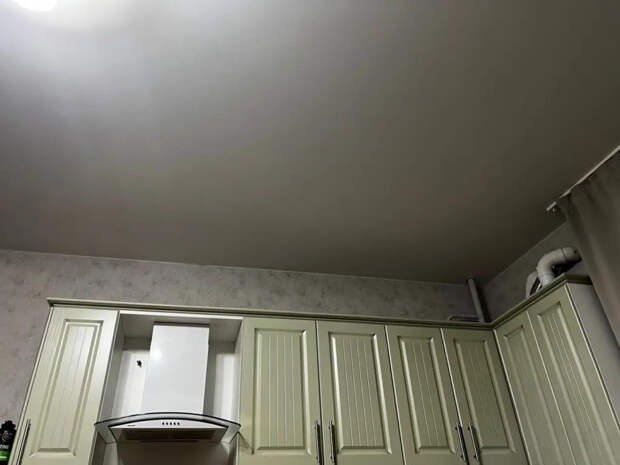 Натяжной потолок больше не в моде: 5 идей для потолка в 2026, которые делают интерьер дороже