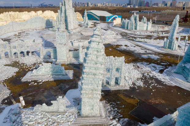 Таяние ледяных скульптур в Харбине