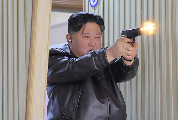 Подполковник ФСБ оценил технику стрельбы Ким Чен Ына из пистолета