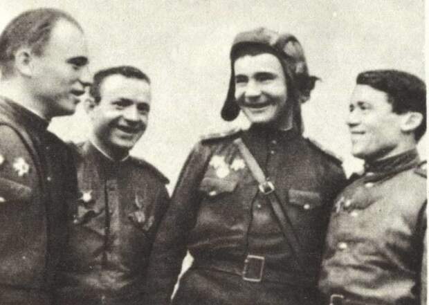 Александр Космодемьянский (второй справа) с боевыми товарищами
