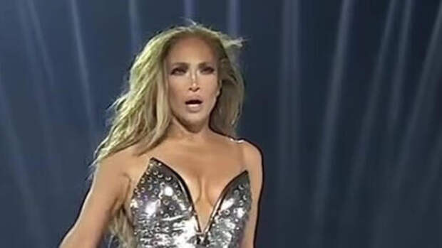 Запоздалый кризис среднего возраста? Почти 56-летняя Дженнифер Лопес поразила зрителей рискованным нарядом