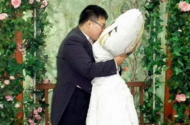 Церемония бракосочетания Ли Джин-Гью с его подружкой — подушкой