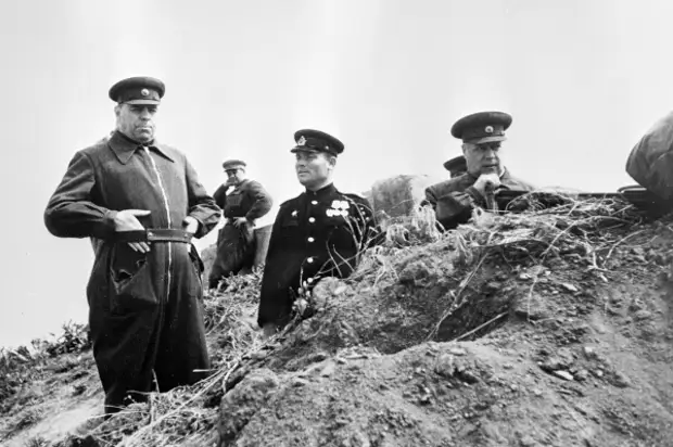 Маршалы Александр Василевский и Федор Толбухин наблюдают за полем боя на подступах к Севастополю, 1944 г.