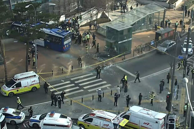 "Рёнхап": врезавшийся в здание в Сеуле автобус наехал на 13 пешеходов