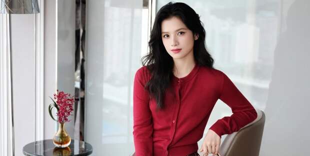 Появление известной актрисы с пакетом Balenciaga на красной дорожке взорвало соцсети