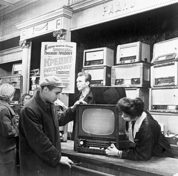 Читатели вспоминают свои первые советские телевизоры. «А сейчас - реклама...»