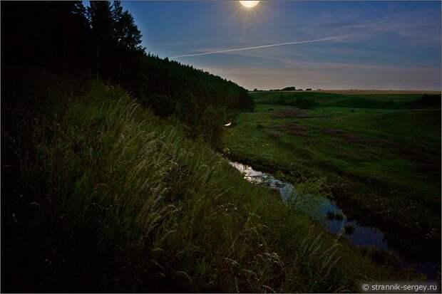 Лунная ночь полнолуние фото картина высокий холм река луга поля