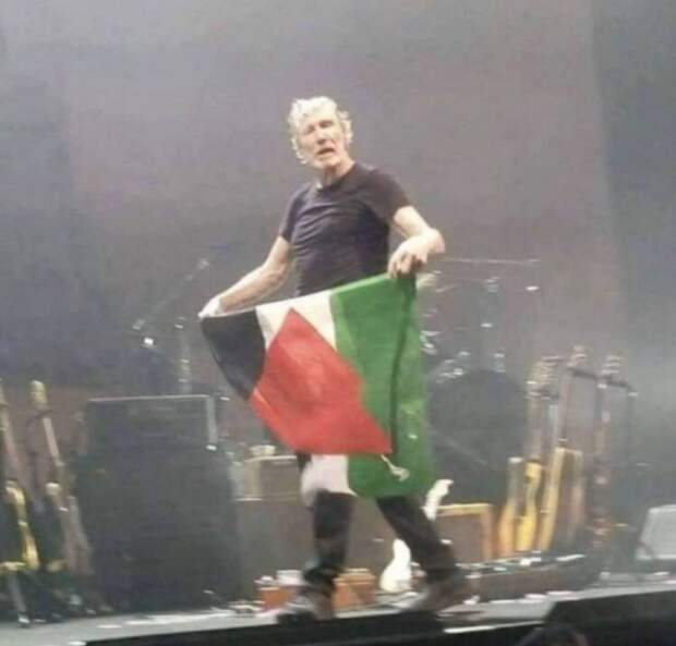 Основатель рок-группы Pink Floyd Роджер Уотерс развернул флаг Палестины на своём концерте в Лондоне