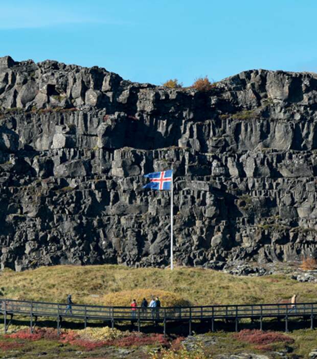 Тингведлир – старейший парламент в мире, уже в 930 году жители острова отправляли сюда своих представителей на альтинг Тингведлир – старейший парламент в мире, уже в 930 году жители острова отправляли сюда своих представителей на альтинг