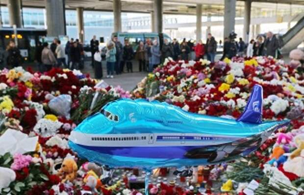 Стихийный мемориал в память о жертвах авиакатастрофы самолета Airbus A321 в зоне прилета аэропорта Пулково