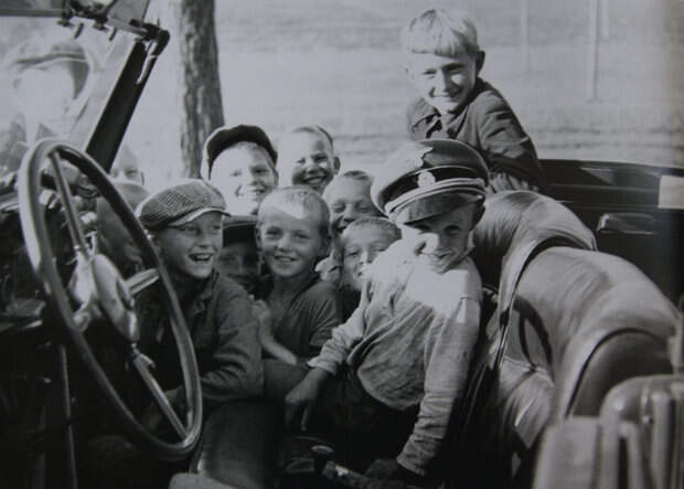 Новинки, 15 августа 1941 г. Дети в автомашине Г. Гиммлера. На голове одного из мальчиков фуражка офицера СС.