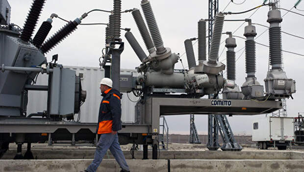Силовое оборудование трансформаторов на площадке размещения мобильных газотурбинных электростанций (МГТЭС) Западно-Крымская вблизи г. Саки в Крыму. Архивное фото