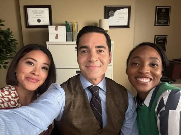 Gina Rodriguez, Ramon Rodriguez, and Iantha Richardson on set.