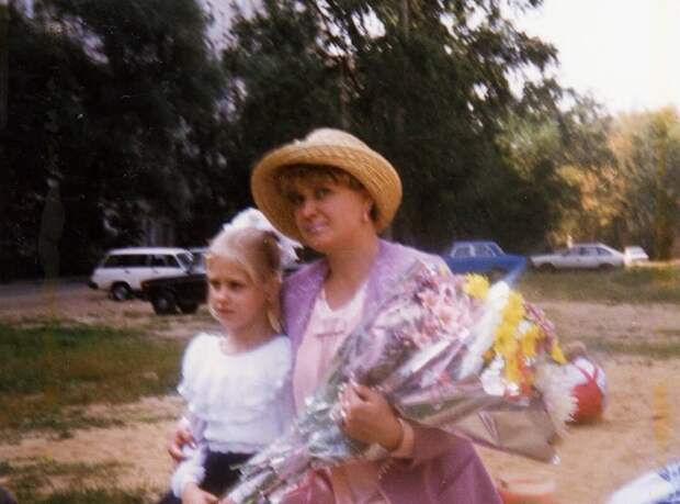 Актриса Асмус опубликовала архивное фото с матерью в надежде на примирение