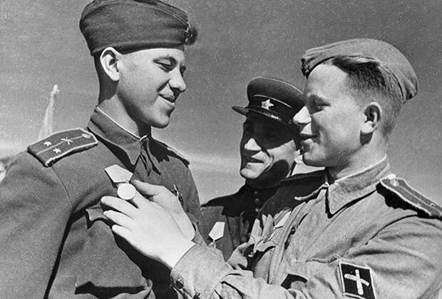 Офицеры из противотанковой артиллерии поздравляют друг друга с наградами, август 1943 года