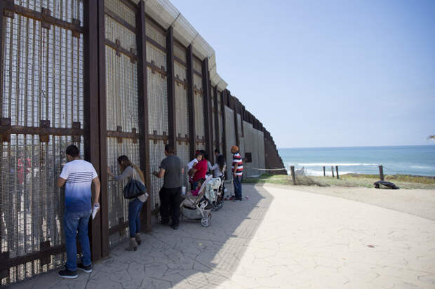 Байден прекратил финансирование строительство стены на границе с Мексикой