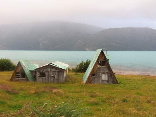 Домики возле мраморного озера Lago General Carrera в Патагонии