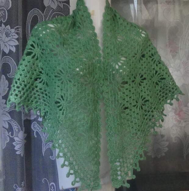 Как связать шаль с паучками крючком?How to crochet shawl