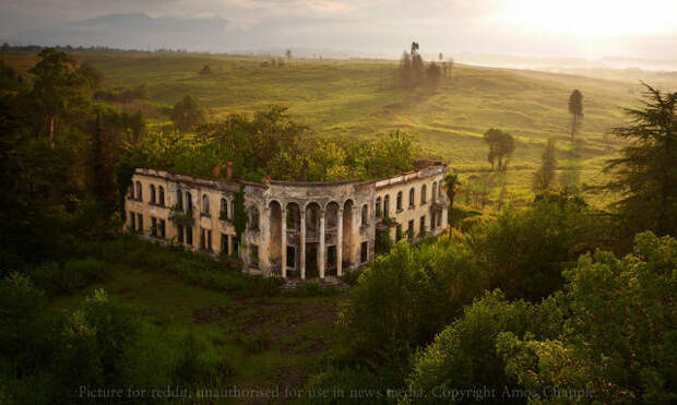 Разрушенный университет в городе Гали на территории непризнанной Республики Абхазия.