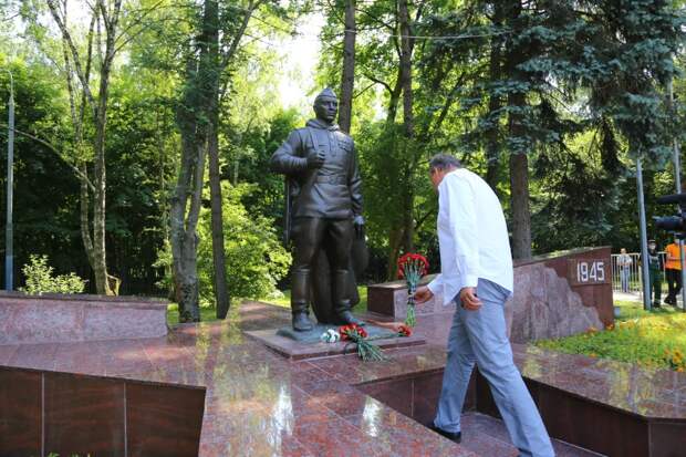 Отреставрированный памятник «Воину-Победителю» открыли в Кузьминках при поддержке Петра Толстого. Автор фото: Александр Чикин