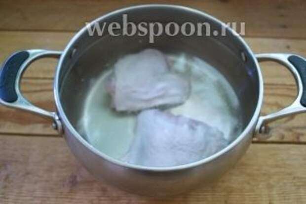 В кастрюлю поместите вымытое мясо птицы. Залейте водой. Варите около 15 минут.
