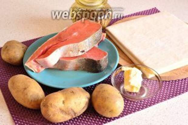 Подготовим все продукты: картофель, слоёное бездрожжевое тесто, кижуч, сливочное масло, соль, перец и 1 яйцо для смазки пирога.