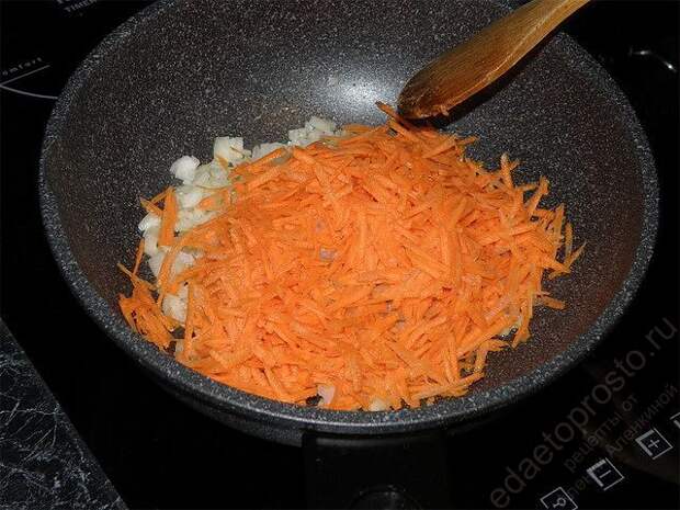 лук и морковь пассеруем на оливковом масле. пошаговое фото этапа приготовления горохового супа