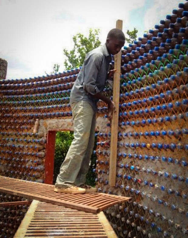 Нигерийцы строят огнеупорные, пуленепробиваемые и экологические дома из пластиковых бутылок и грязи бутылки, дом, пластик