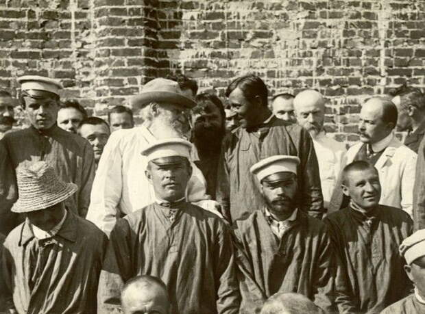 Л.Н. Толстой в Троицкой окружной психиатрической больнице. Разговаривает с пациентом, считающим себя Петром Великим Л.Н. Толстой в Троицкой окружной психиатрической больнице. Разговаривает с пациентом, считающим себя Петром Великим