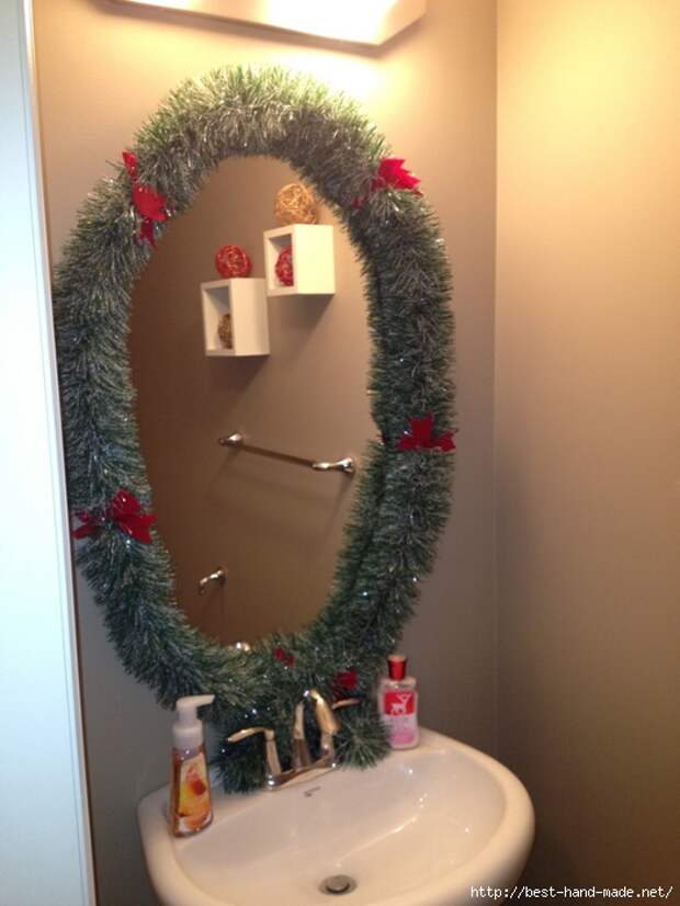 Cheap-Christmas-Bathroom-Decorations-with-Green-Xmas-Garland-with-Red-Ribbon-for-Framing-Small-Oval-Vanity-Mirror (525x700, 229Kb)