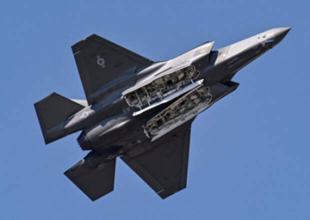 Индия больше не намерена закупать самолёты и оружие в США