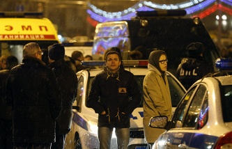 Место происшествия на Васильевском спуске в Москве, 28 февраля 2015 года. На фото: Михаил Касьянов, Илья Яшин, Ксения Собчак (слева направо) на месте происшествия