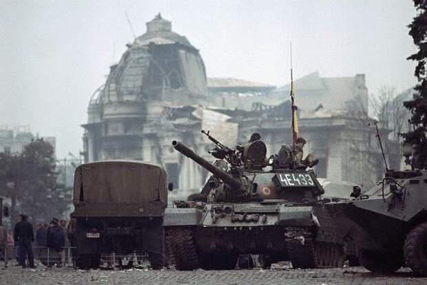25-MilitaryTanksAfterDownfallofComm.jpg 25-MilitaryTanksAfterDownfallofComm.jpg