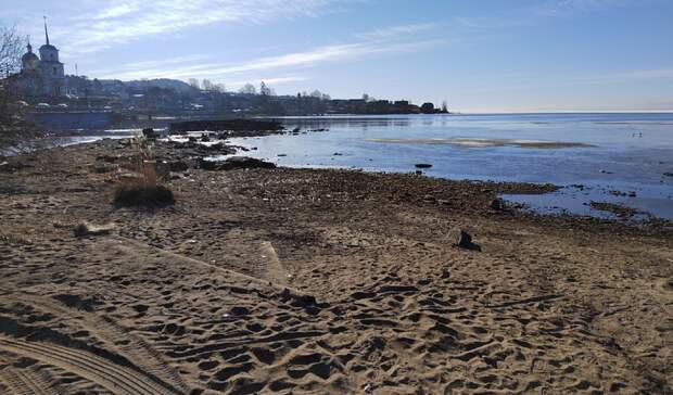 «Такого еще не было»: уровень воды в озере обеспокоил жителей Карелии