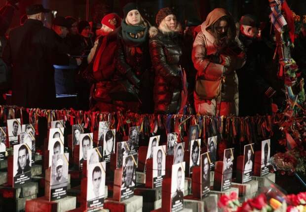 На Западной Украине у мемориала погибшим на Майдане поломали венки и букеты