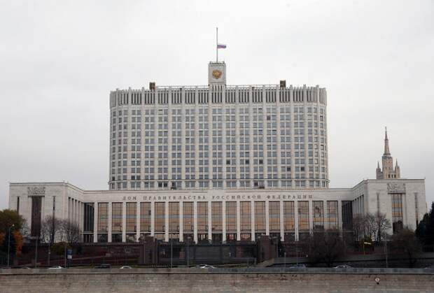 Приспущенный флаг России на здании правительства РФ, Москва