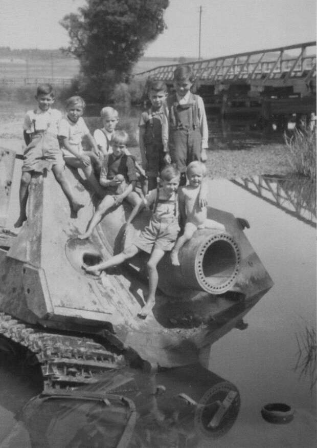 25. Притопленное немецкое штурмовое самоходное орудие Sturmmorser Tiger и дети ВОВ 1941-1945, вмв, война
