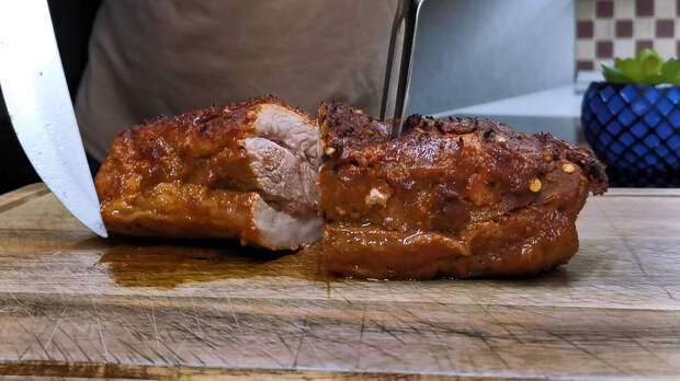 Из самого недорогого мяса готовим шикарное горячее, а в холодном виде вместо мясной нарезки на праздничный стол подаем (свиная грудинка)