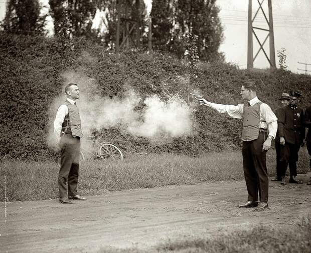 Тестирование новых пуленепробиваемых жилетов, 1923 год.