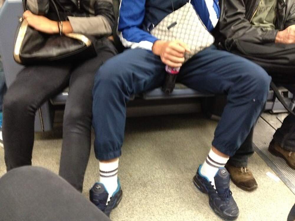 Мужчина сидит раздвинув. Ноги в общественном транспорте парней. Мужчина сидит в метро. Мужчина сидит с широко расставленными ногами. Мужчины в метро с широко расставленными ногами.