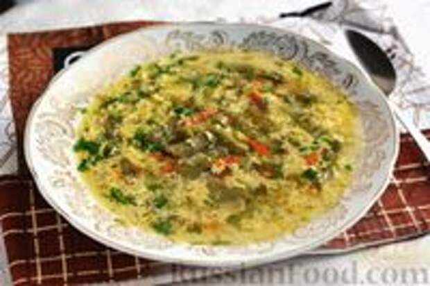 Фото к рецепту: Куриный суп со стручковой фасолью и сметанно-яичной заправкой