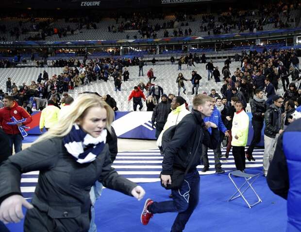На матче присутствовал президент Франции Франсуа Олланд. На фото: на стадионе Stade de France