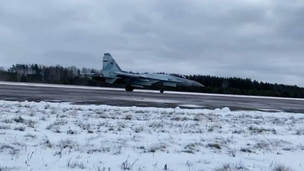 Минобороны Белоруссии показало видео прибытия для учений новейших истребителей Су-35