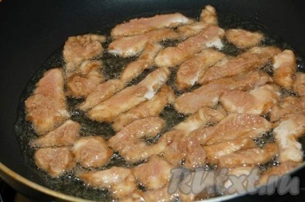 Затем обжарить кусочки курицы с двух сторон до полной готовности.
