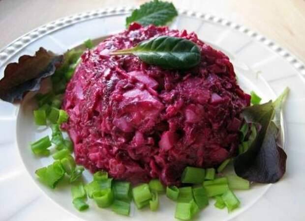 Салат из сыра, свеклы и яиц