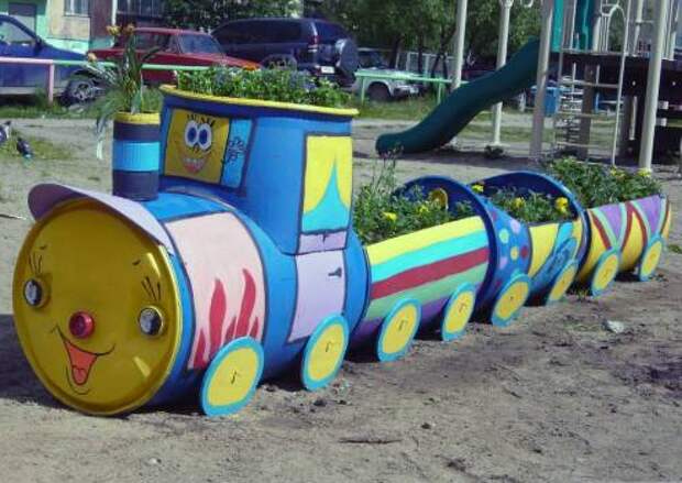 паровозик из бочек