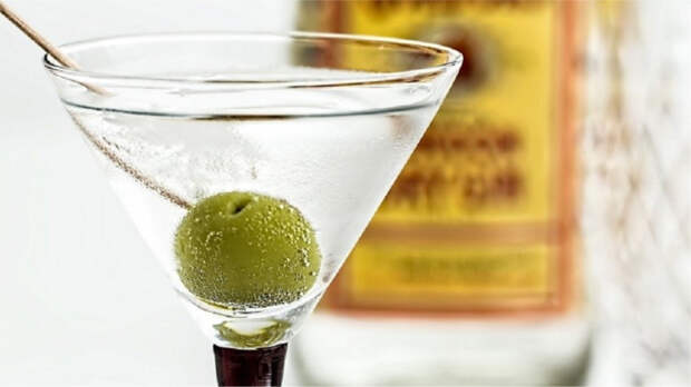 Внутри - мартини, а в руках - текини... (с) / Фото: crispy.news