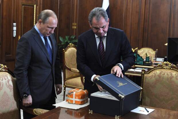 Президент России Владимир Путин и министр обороны РФ Сергей Шойгу во время встречи в Кремле. Министр обороны представил аварийный бортовой самописец российского фронтового бомбардировщика Су-24, сбитого турецкими ВВС, 8 декабря