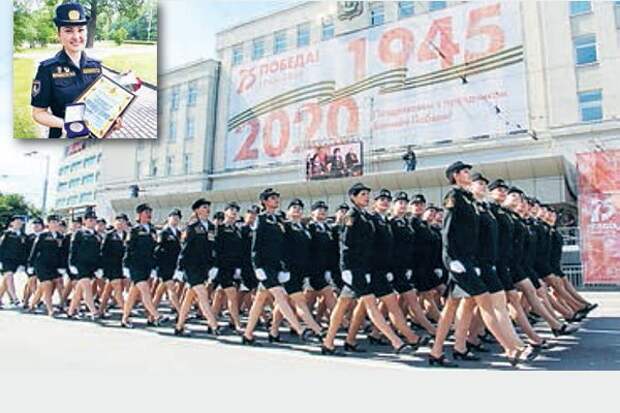 Девушки теряют туфли. Парад победы 2020 в калининграде туфля. Туфелька на параде. Девушки теряют туфли. Чей ботинок на параде.